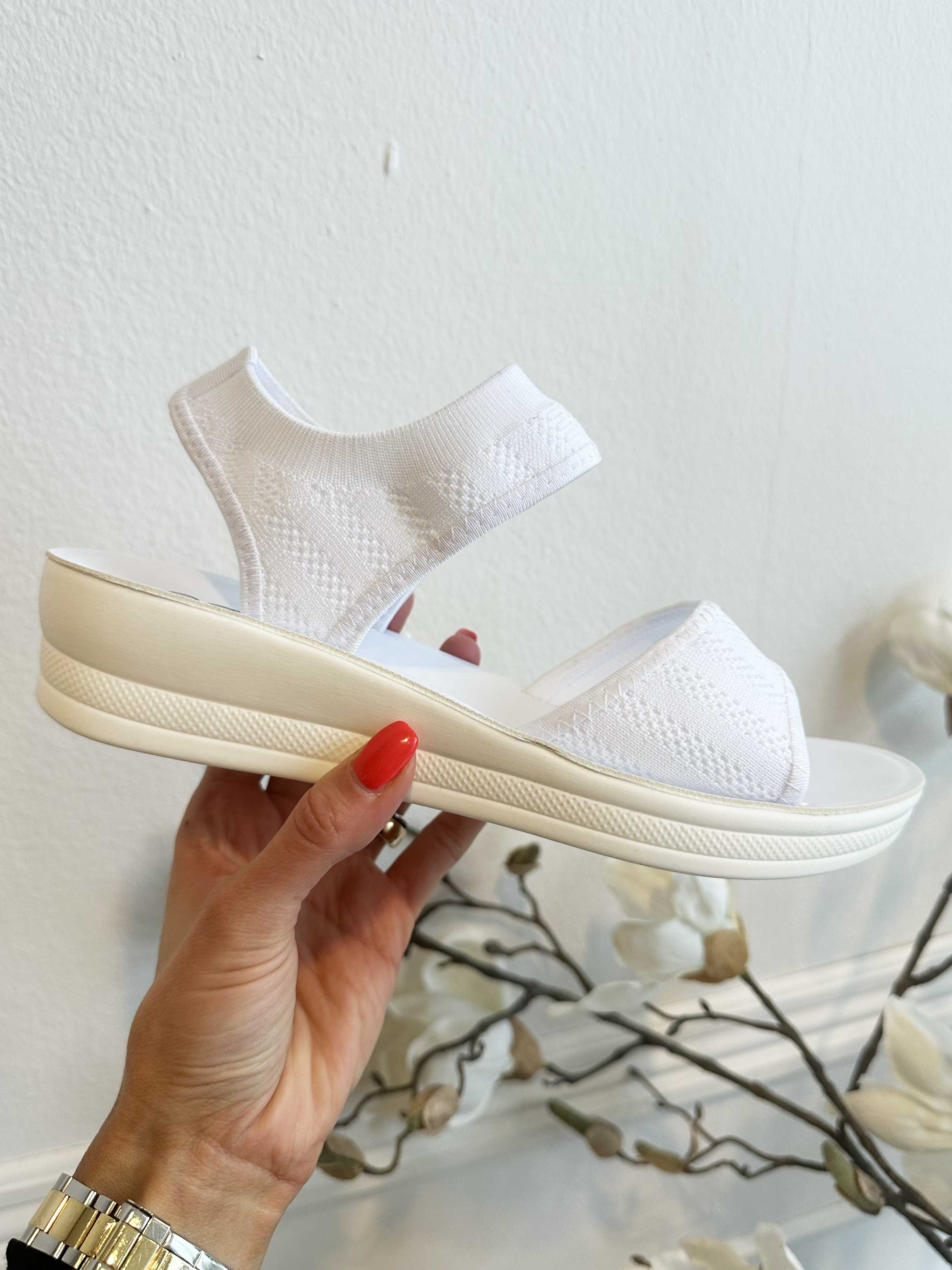 Jolina - Mjuka sandaler med liten klack och stretchrem
